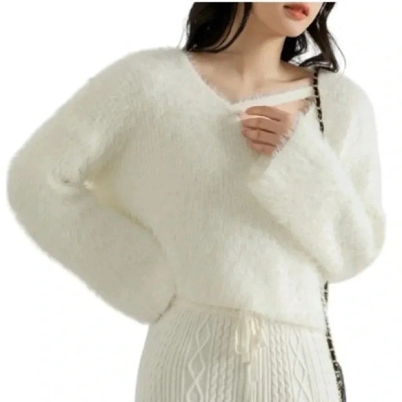 PRETTY LITTLE THING |Off White Fuzzy Knit Oversized Cropped V-neckSweater Size 0 - Picture 1 of 8